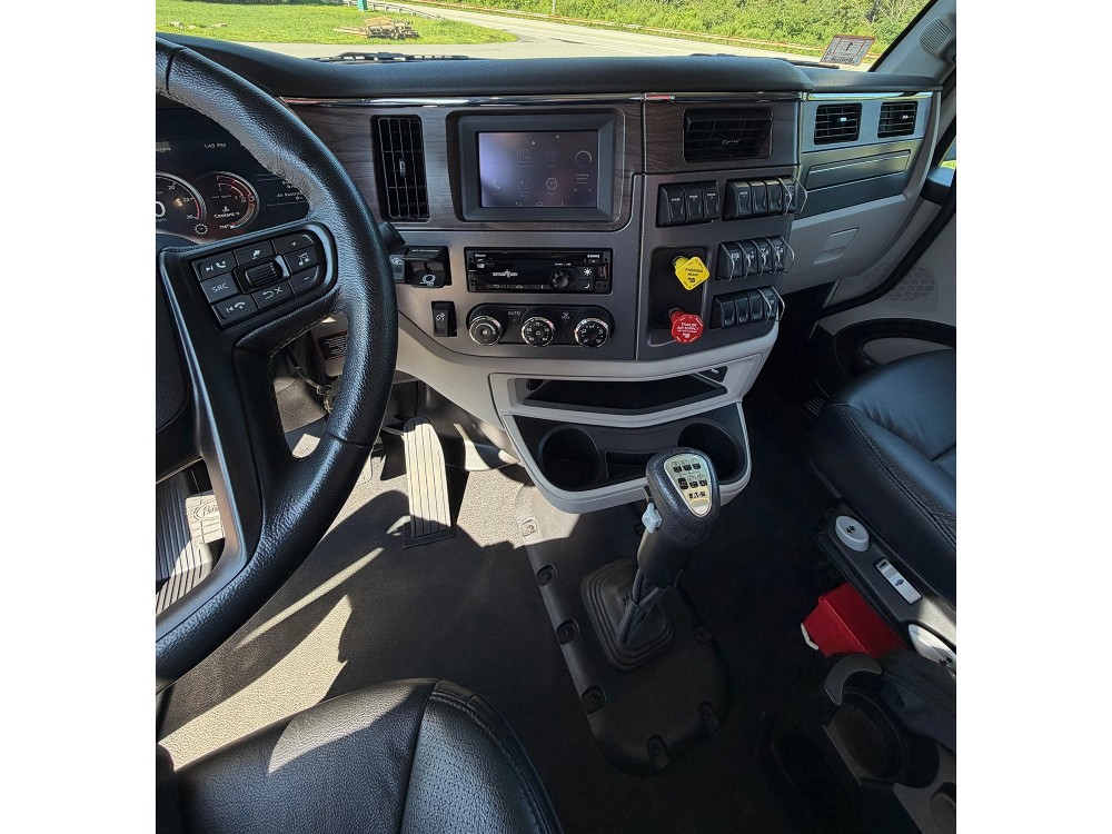 2023 Peterbilt 567 White (Key# 5300) 15